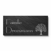 Türschild aus Schiefer mit Baum-Motiv und individueller Namensgravur für die Haustür