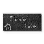 Türschild aus Schiefer mit Haus-Motiv und individueller Namensgravur für die Haustür