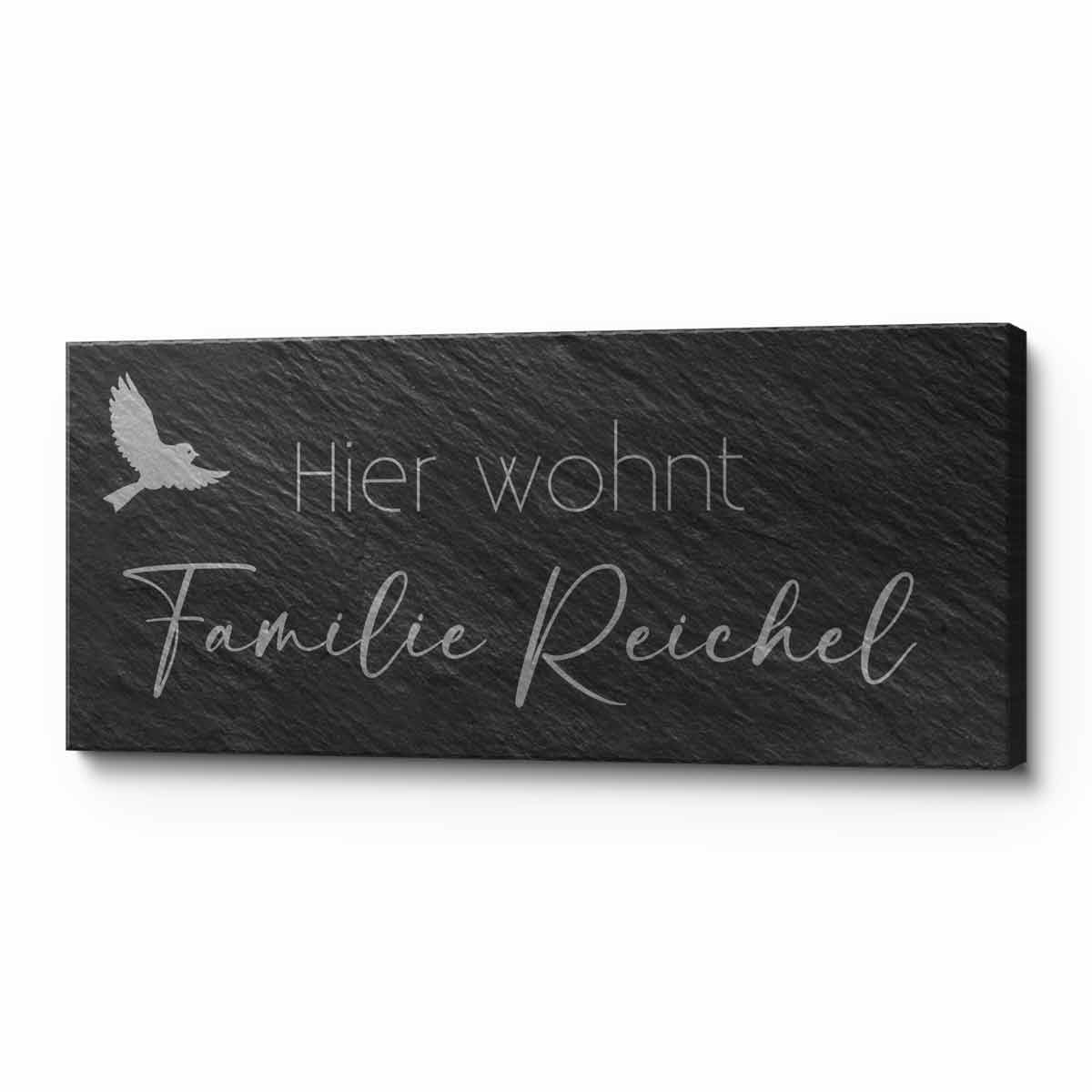 Seitenansicht des Schiefer-Türschilds mit Vogel-Motiv und individueller Namensgravur